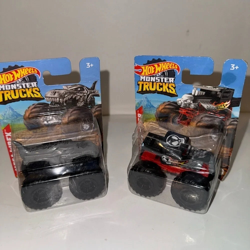 Hot wheels monster jam lot Trucks. MAX-D. V8 Bomber. Mattel 1.5”-3”